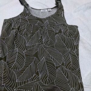 𝅺cato's brand Green leaf print sleeveless top.  Size small.